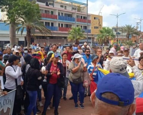 Corpoelec workers protest in the streets of Punto Fijo this #15Feb