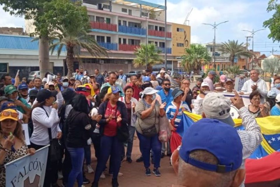 Corpoelec workers protest in the streets of Punto Fijo this #15Feb