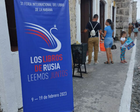 Costume jewelery and a lot of ideology, the Havana Book Fair does not raise its head