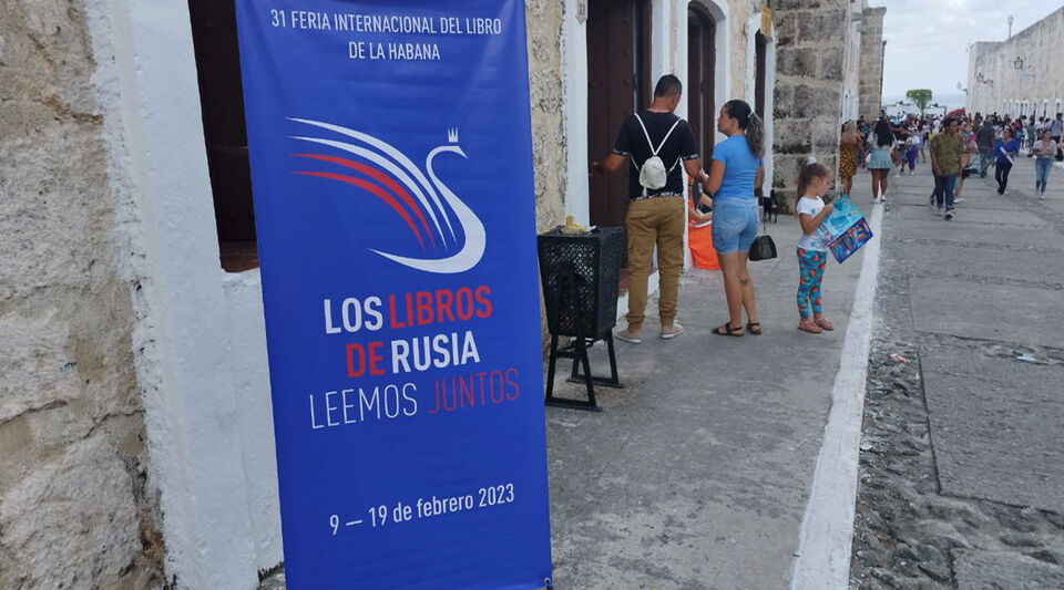 Costume jewelery and a lot of ideology, the Havana Book Fair does not raise its head