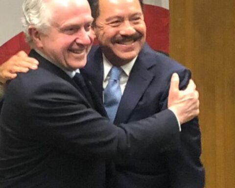 Creel and Mier give each other "the Acatempan hug" after a dispute over the ceremony