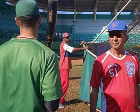 Cuban baseball players are leaving due to lack of logistics and good salaries, says a coach