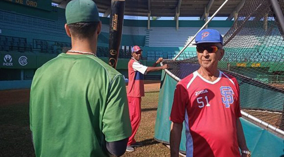 Cuban baseball players are leaving due to lack of logistics and good salaries, says a coach