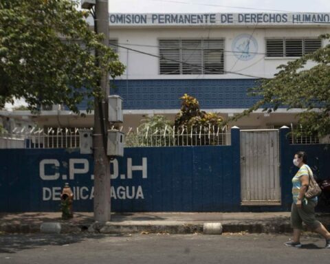 Dictatorship removes emblems of the CPDH from the headquarters that they confiscated in Managua