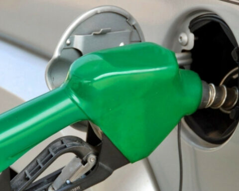 Diesel drops 2 pesos and gasoline does not rise in March