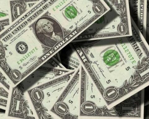 Dollar breaks the $4,900 barrier this Thursday