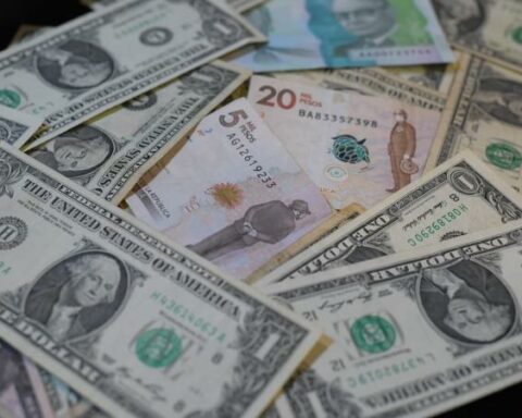 Dollar closed this Thursday below $4,600