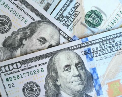 Dollar in Colombia rises and continues above 4,900 pesos