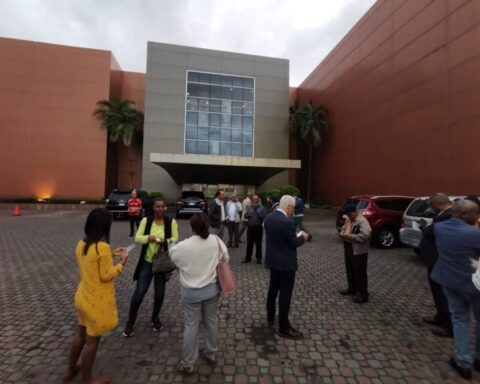 Journalists from this newspaper, who start their work at 7:00 in the morning, left the newsroom and went out to the parking lot when they felt the magnitude 5.3 earthquake.  William Burgos