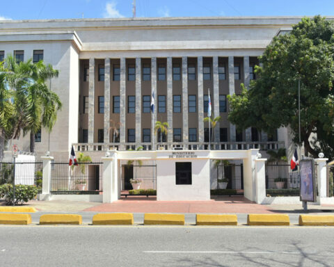 Education affirms demand for annulment of the ordinance seeks to sell digital books at a higher price