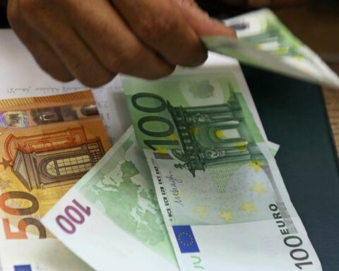 El euro sube hasta 1,0760 dólares tras comentarios duros del BCE