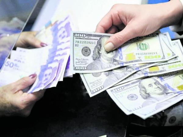 External debt grows and the Government calls on the AFPs to buy more bonds