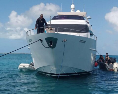 FANB rescues a stranded boat with 8 crew members near Los Roques