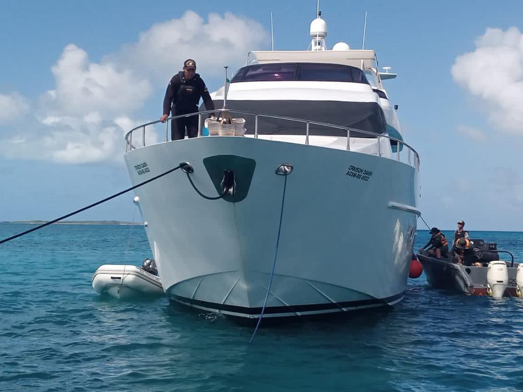 FANB rescues a stranded boat with 8 crew members near Los Roques
