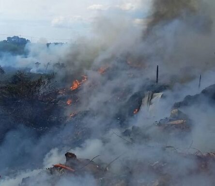 Fire consumes landfill in the Bañado Sur area