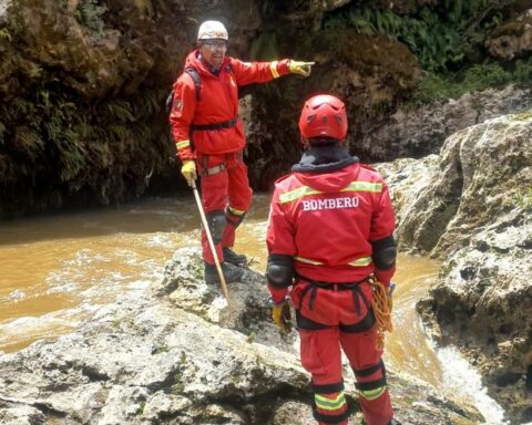 Firefighters and police continue for the third day looking for a young man who fell into the Ichu river in Huancavelica