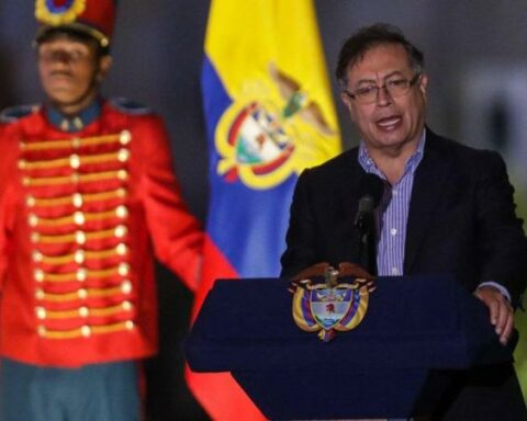 Fitch sees risks from Petro's intervention in energy regulation