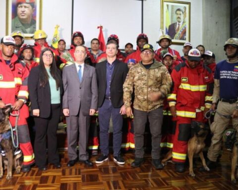 Foreign Minister Yván Gil received rescuers who were sent to Syria due to the earthquake