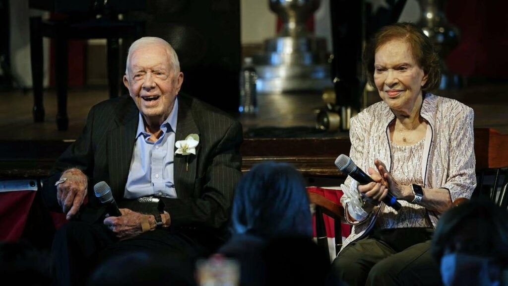 Carter y su esposa, la exprimera dama Rosalynn Carter, en julio de 2021.  Foto: John Bazemore/AP.