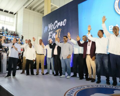 Exalcalde de Barahona y los alcaldes de Jaquimeyes, Fundación y Villa Central se juramenta en el PRM 