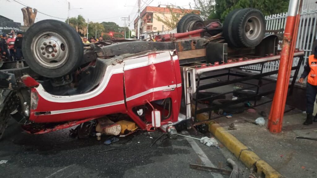 Four dead and 18 injured leave a truck overturning in Acarigua