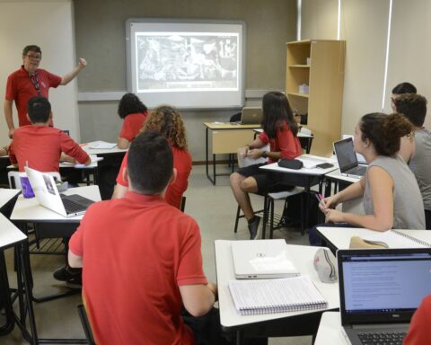 Girls have few references in exact sciences and difficulty in mathematics