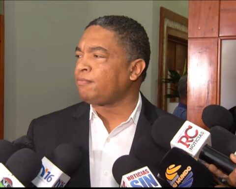 «Gobierno y PRM sonsacan funcionarios electos de la oposición», dice Yván Lorenzo