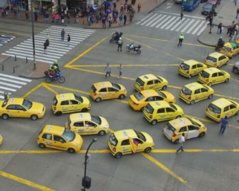 Government summons taxi drivers to a meeting to avoid future protests