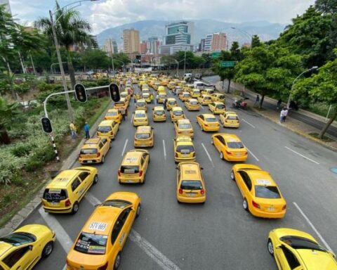 Government will not allow road blockades during taxi driver strike