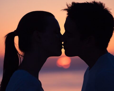 Health informs about diseases that can be transmitted through the kiss