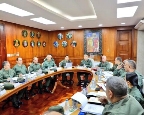 High Command reviews nation's defense and military industrial development