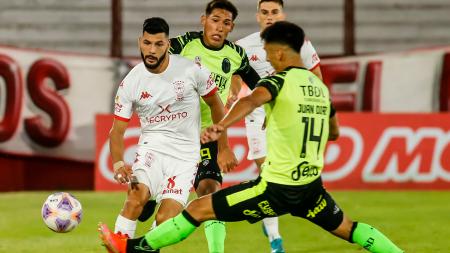 Huracán defeated Barracas and climbed to the top of the championship