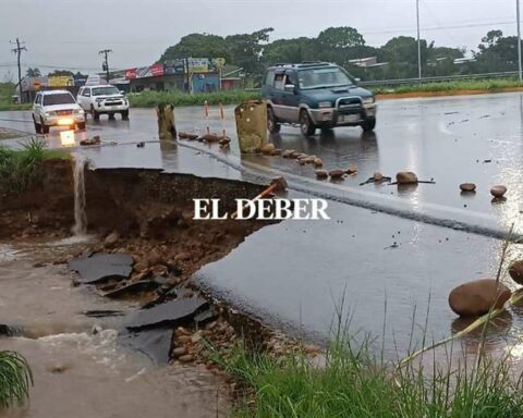 In Yapacaní the torrential rain flooded several neighborhoods and damaged part of the highway