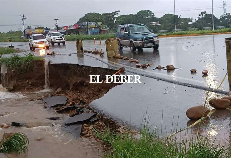 In Yapacaní the torrential rain flooded several neighborhoods and damaged part of the highway