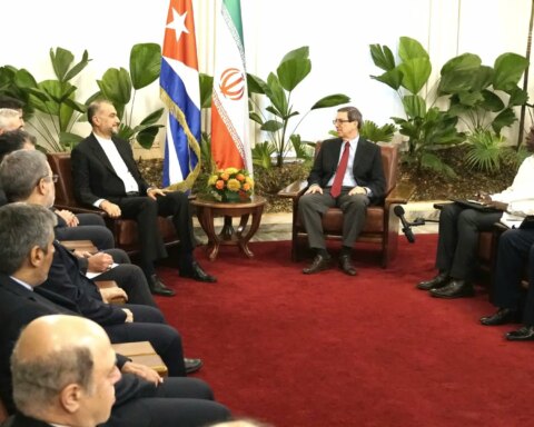 En medio de las ejecuciones en Irán, su canciller viaja a Cuba