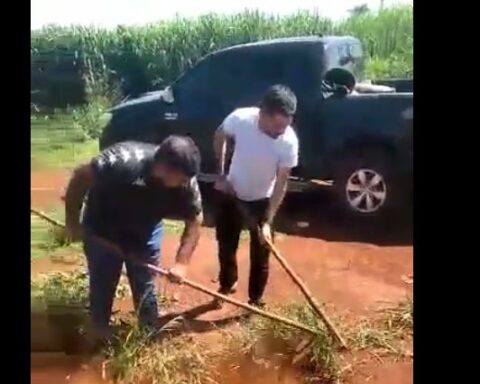 Indigenous people catch three policemen and force them to carpir