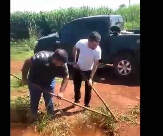 Indigenous people catch three policemen and force them to carpir