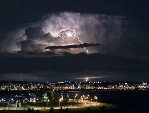 Inumet published two alerts for strong storms in the west of the country
