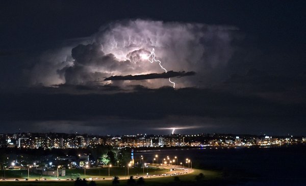 Inumet published two alerts for strong storms in the west of the country