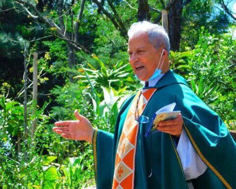 Italian police detain Friar Damián Muratori upon his arrival in the country