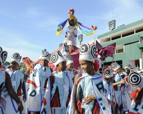 Junior samba schools end their parades at the Sambódromo today