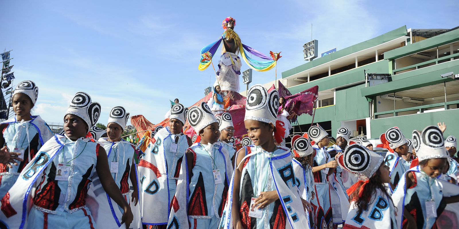 Junior samba schools end their parades at the Sambódromo today