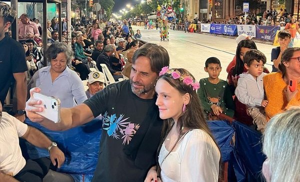 Lacalle at the Artigas Carnival: greeted supporters and spoke about the controversy of overtime