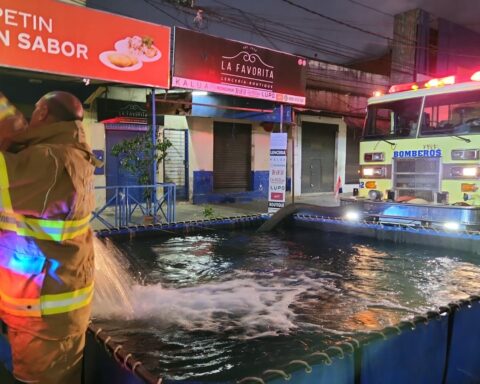 Large-scale fire in a commercial premises in Luque