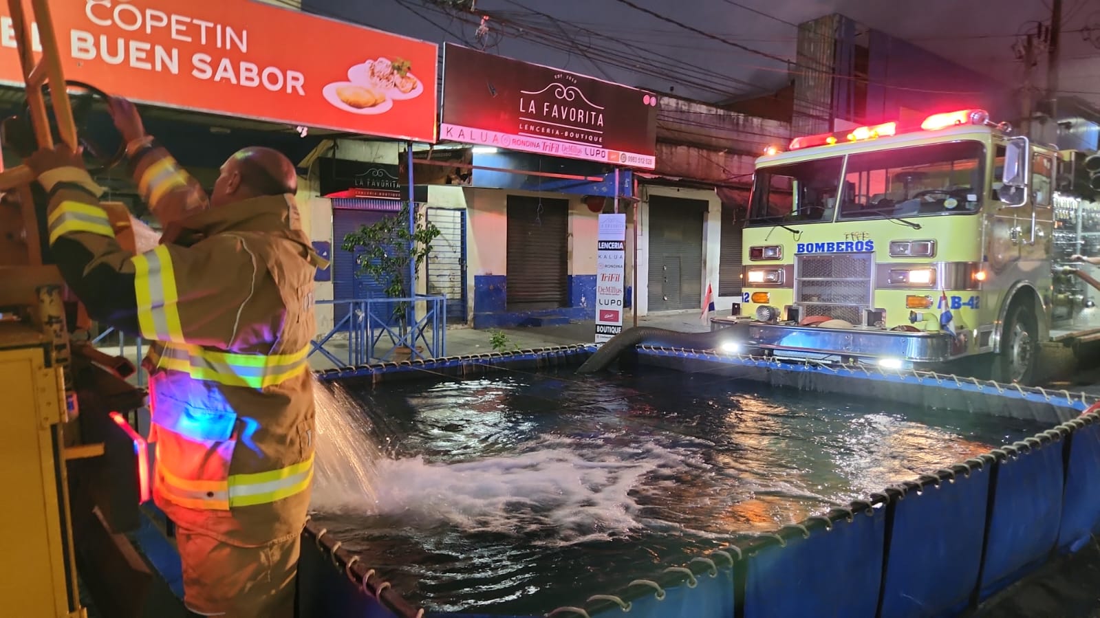 Large-scale fire in a commercial premises in Luque