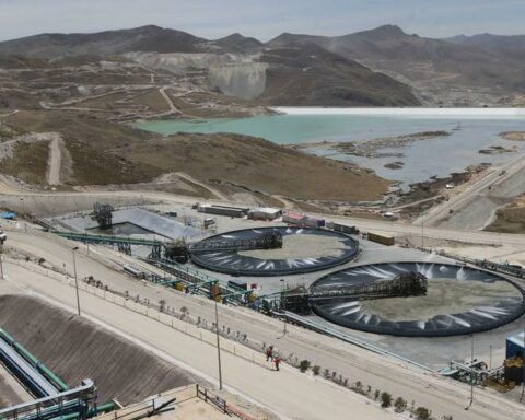 Las Bambas suspends its operations because they closed the mining corridor