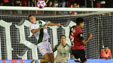 Like tango: Newell's, by a head, found the goal against Banfield