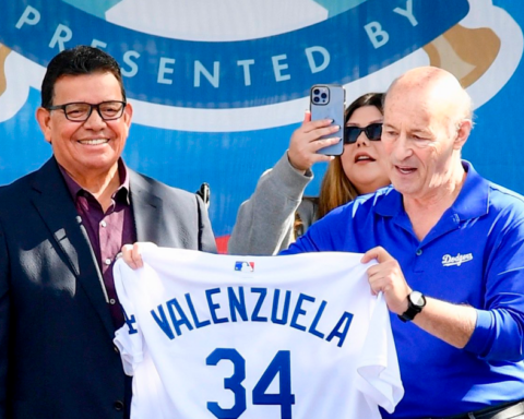 Los Angeles Dodgers to retire jersey number 34 in honor of Fernando Valenzuela
