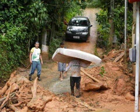 Lula visits the storm zone and seeks a political alliance to face the crisis