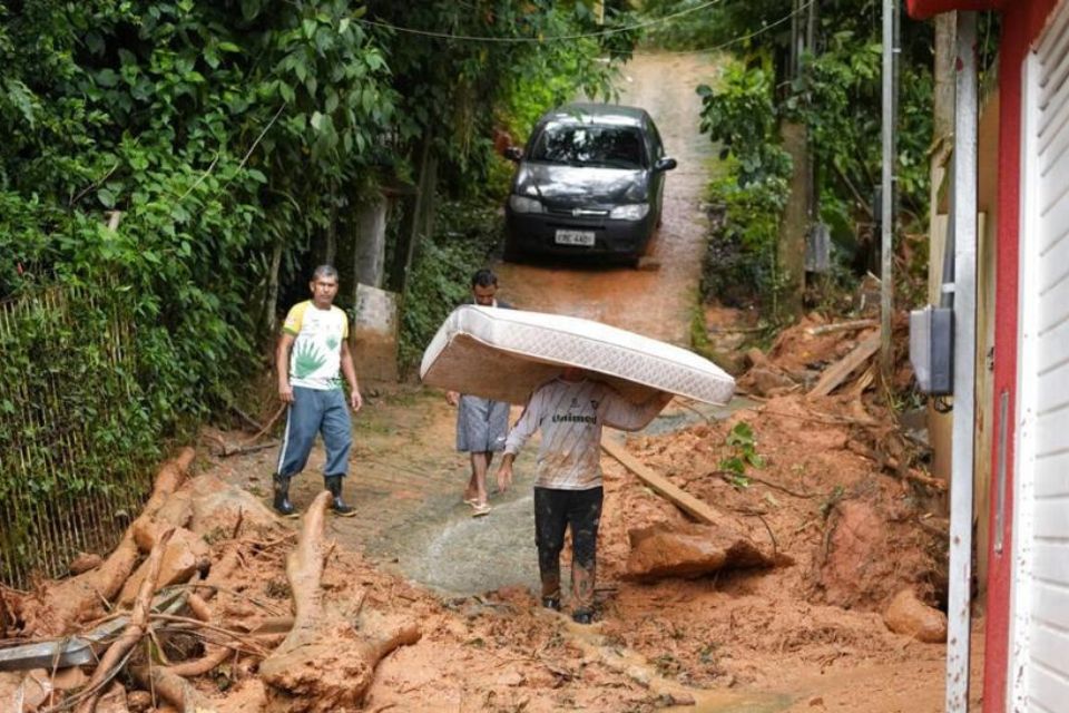 Lula visits the storm zone and seeks a political alliance to face the crisis